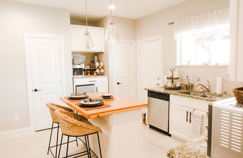Melissa Appartement | Private Suburban Gem-1 Bdrm Suite w/ Kitchette & W/D