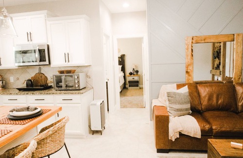 Melissa Appartement | Private Suburban Gem-1 Bdrm Suite w/ Kitchette & W/D