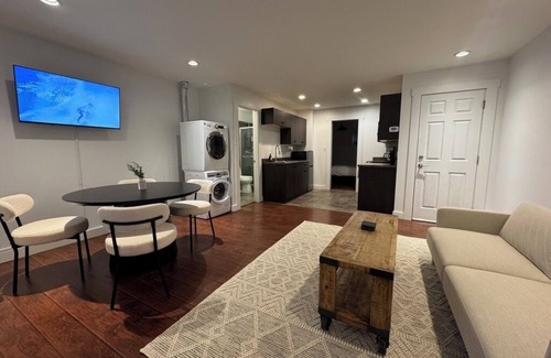 Britannia Beach Maison | Private Suite, Private Entrance and Driveway