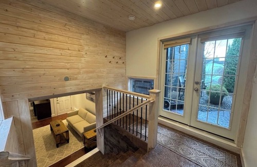 Britannia Beach Maison | Private Suite, Private Entrance and Driveway