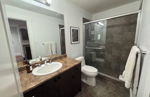 Britannia Beach Maison | Private Suite, Private Entrance and Driveway