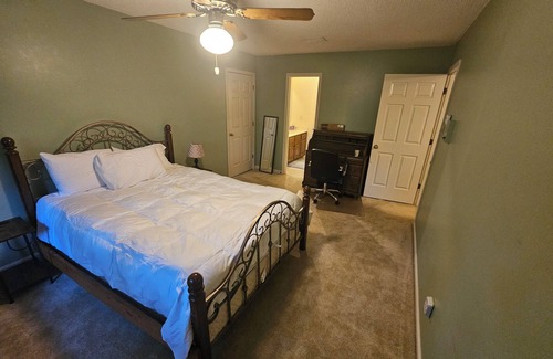 Lakeland Lit Et Petit-Déjeuner | Private Suite on Wooded Lot – Near Memphis & Blue Oval City