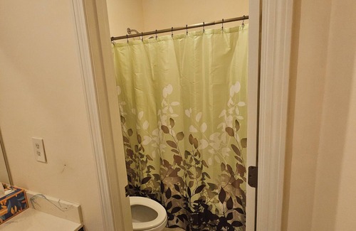 Lakeland Lit Et Petit-Déjeuner | Private Suite on Wooded Lot – Near Memphis & Blue Oval City