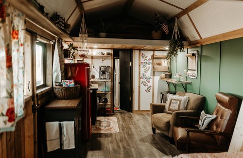 Hestand Cabine | Private tiny cabin- 10 minutes from Dale Hollow Lake!