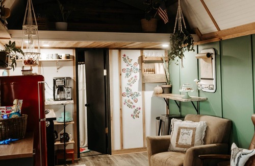 Hestand Cabine | Private tiny cabin- 10 minutes from Dale Hollow Lake!
