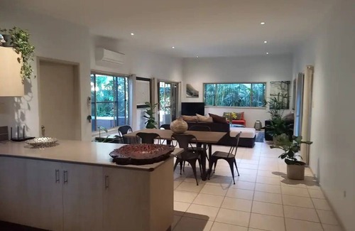 Ocean Shores Maison | Private, tropical home in Ocean Shores.