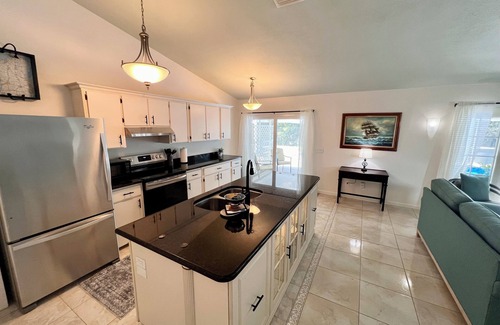 Sebastian Highlands Maison | Private, Tropical, Treasure Coast Retreat close to Riverfront and to the beach!