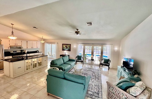 Sebastian Highlands Maison | Private, Tropical, Treasure Coast Retreat close to Riverfront and to the beach!