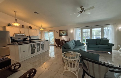 Sebastian Highlands Maison | Private, Tropical, Treasure Coast Retreat close to Riverfront and to the beach!