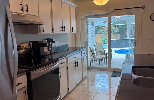 Sebastian Highlands Maison | Private, Tropical, Treasure Coast Retreat close to Riverfront and to the beach!