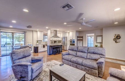 Broadmoor-Broadway Maison | Private Tucson retreat/Close to UofA,downtown,golf,parks/Large yard/Pet friendly