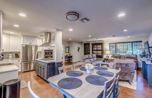 Broadmoor-Broadway Maison | Private Tucson retreat/Close to UofA,downtown,golf,parks/Large yard/Pet friendly