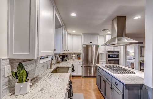 Broadmoor-Broadway Maison | Private Tucson retreat/Close to UofA,downtown,golf,parks/Large yard/Pet friendly