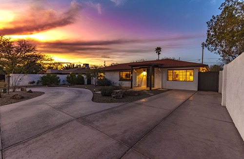 Broadmoor-Broadway Maison | Private Tucson retreat/Close to UofA,downtown,golf,parks/Large yard/Pet friendly