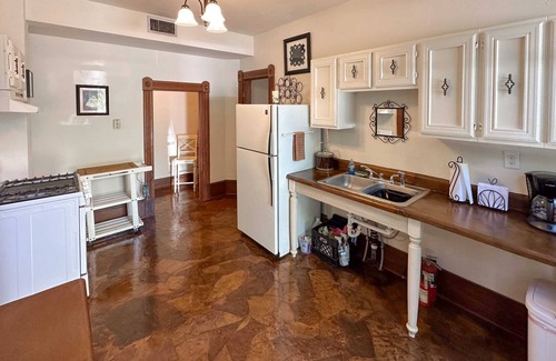 Duckpond Appartement | Private UF Stadium Parking! Historic DWTN Duckpond
