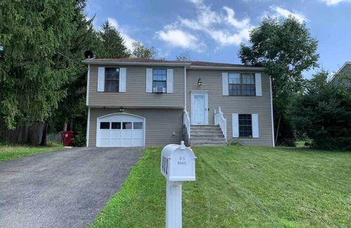 Easton Maison | Private Upstairs Apartment in Forks with WiFi, AC, and Quiet.