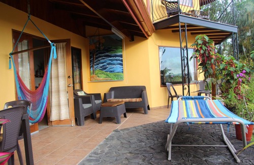 Aguacate Maison | Private Villa est un paradis avec des jardins tropicaux et un sentier de forêt tropicale par rivière