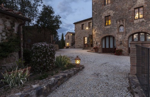 Monticiano Villa | Maison de vacances privée avec WIFI, piscine, sauna, climatisation, bain à remous, TV, patio