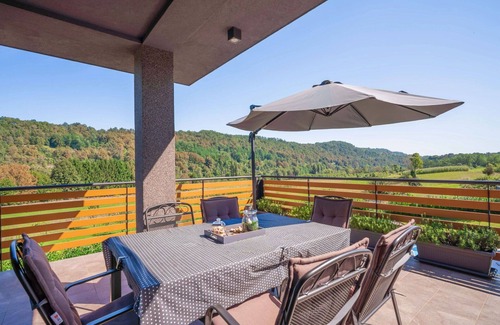 Presika Maison | Maison de vacances privée avec bain à remous, piscine privée, climatisation, WIFI, TV, terrasse