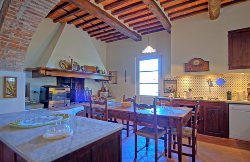 Camaiore Villa | Maison de vacances privée avec bain à remous, climatisation, piscine, WIFI, TV, patio