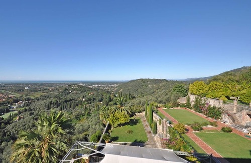 Camaiore Villa | Maison de vacances privée avec bain à remous, climatisation, piscine, WIFI, TV, patio