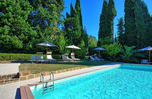 Camaiore Villa | Maison de vacances privée avec bain à remous, climatisation, piscine, WIFI, TV, patio
