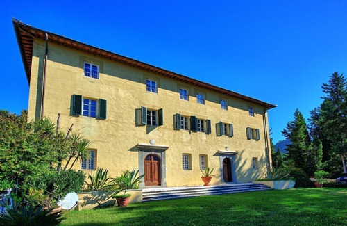 Camaiore Villa | Maison de vacances privée avec bain à remous, climatisation, piscine, WIFI, TV, patio