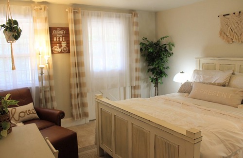Briargate Autre | Private, Walkout Boho Basement Beyond the Bridge - Farm Property 5 min from I-25