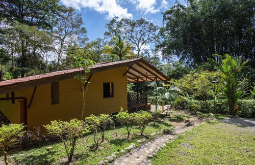 Ballena Villa | Private waterfall, close 2 beach!