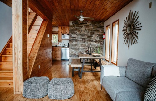 Magnetawan Cottage | Private Waterfront Cottage w/Large Dock & Hot Tub