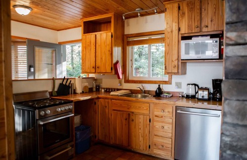 Magnetawan Cottage | Private Waterfront Cottage w/Large Dock & Hot Tub