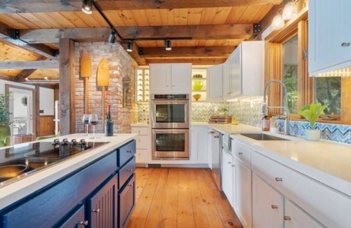 Mont Vernon Maison | Private Waterfront, Spa Hot Tub, King bed, Yoga, Gym, Kayaks, and more.