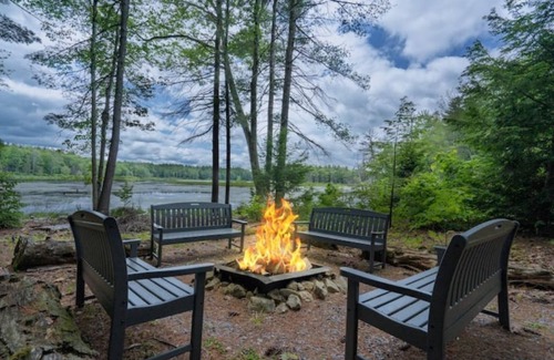 Mont Vernon Maison | Private Waterfront, Spa Hot Tub, King bed, Yoga, Gym, Kayaks, and more.