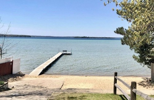 Higgins Lake Cabine | Private wooded cabin on one+ acre less than 1 mile from beautiful Higgins Lake.