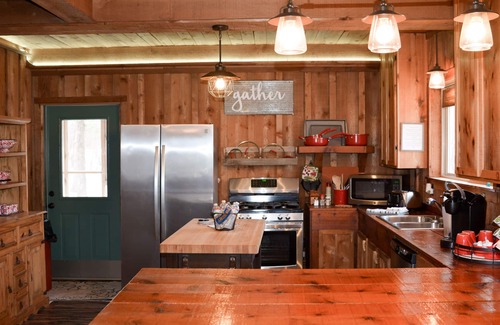 Board Camp Cabine | Shady Bend dispose de 2 cabines, 8 couchages confortablement, à 1 mile du début du sentier W / P sud