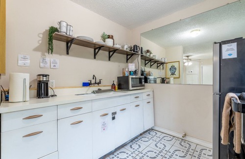 Midland Maison | Private Yard and entrance - BBQ - Walk to DT - Desk