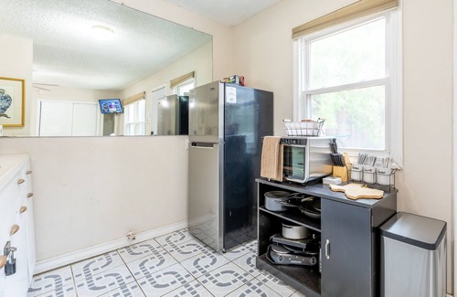 Midland Maison | Private Yard and entrance - BBQ - Walk to DT - Desk