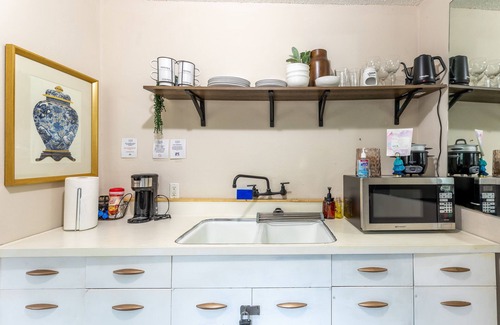 Midland Maison | Private Yard and entrance - BBQ - Walk to DT - Desk
