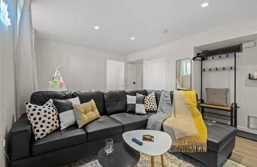 Glenbrook Appartement | PrivateEntry Basement w/Office NearMRU Freeparking