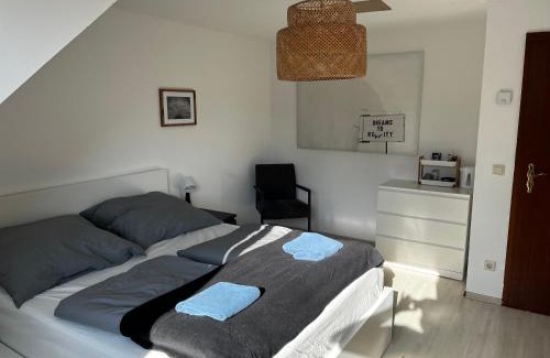 Henstedt-Ulzburg Maison | Privates Doppelbettzimmer mit Flachbild TV und Küche bei Hamburg City und Airport