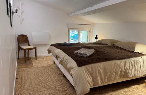 Cepie Maison | Proche Carcassone chambre avec salle de bain et WC privée Piscine salon et kitchenette partagés avec voyageurs
