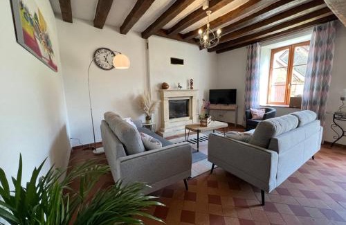 Parigne-lʼEveque Maison | Proche le Mans, Parigné l'Evêque,maison forestière, accueil chevaux possible 11 pers