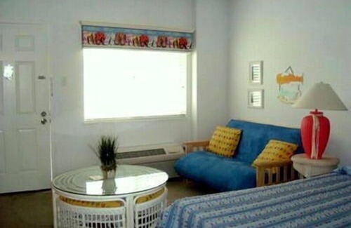 North End Copropriété | Professionnellement décoré avec piscine creusée. 1 1/2 pâtés de maisons de la plage, de la promenade et des commerces. Stationnement hors rue attribué!