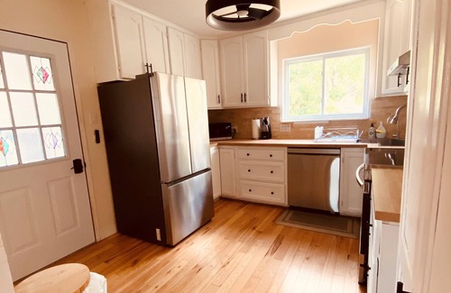 Kitchener Maison | Professionally Designed Suite + Free Parking