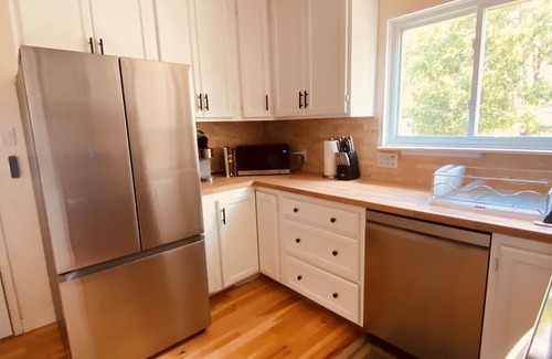 Kitchener Maison | Professionally Designed Suite + Free Parking