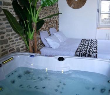Centre ville - Urbanistes Appartement | Profitez d'une douce nuit avec jacuzzi
