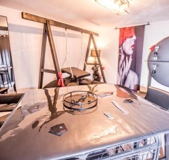 Walbourg Appartement | PRoJET KUROI - Love Room BDSM - Balançoire, Banc de fessée, Cage, Croix, Tantra