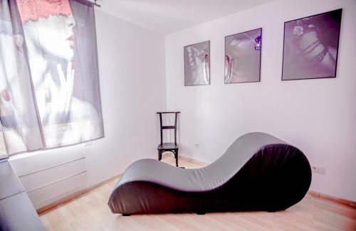Walbourg Appartement | PRoJET KUROI - Love Room BDSM - Balançoire, Banc de fessée, Cage, Croix, Tantra
