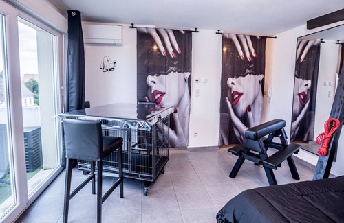 Walbourg Appartement | PRoJET KUROI - Love Room - Balançoire, Banc de fessée, Cage, Croix, Tantra