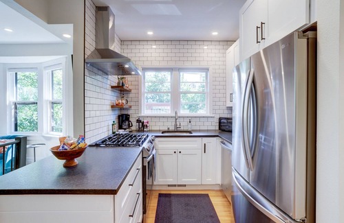 Mapleton Hill Copropriété | PROMO 10% MONTHLY DISCOUNT 2 Bedroom + Office, steps to everything